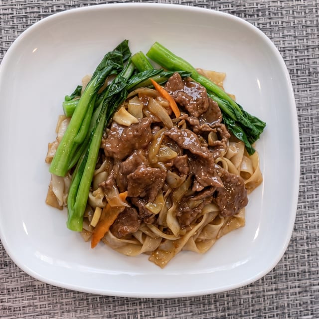 Beef Chow Fun with Tender Green / 時菜炒牛河.