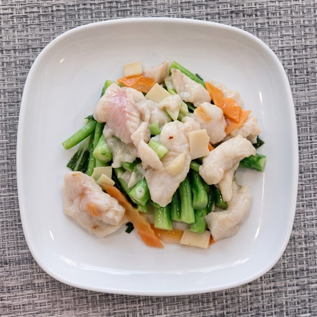 Sauteed Sliced Fish with Vegetables / 菜遠魚片.