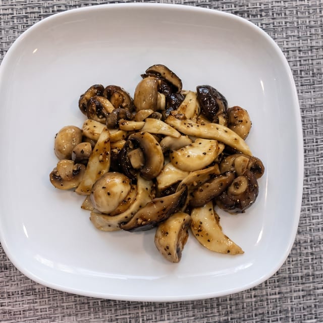 Triple Mushroom in Black Pepper Sauce / 黑椒三菇.