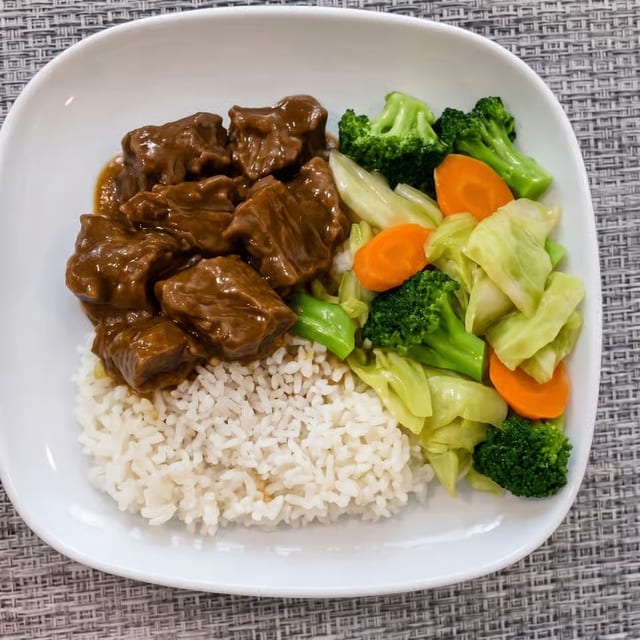 Beef Brisket with Vegetable on Rice / 時菜牛腩飯.