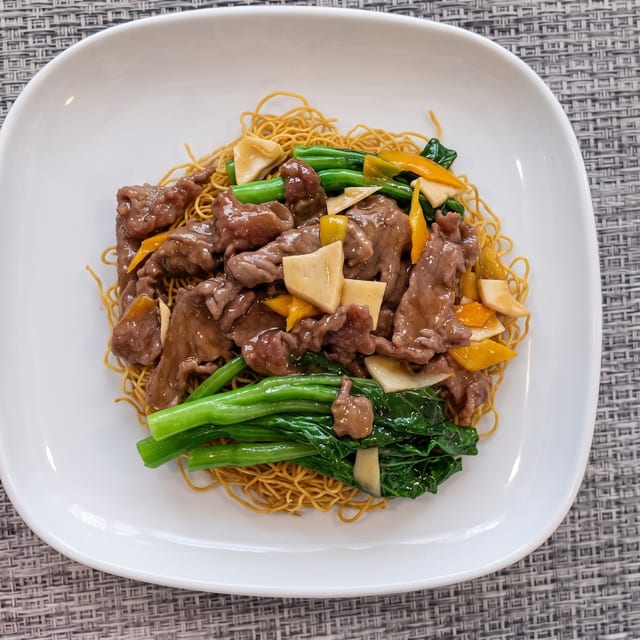 Beef Chow Mein with Tender Green / 時菜牛肉炒麵.
