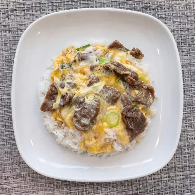 Beef with Egg on Rice / 滑蛋牛燴飯.