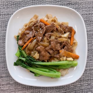 Beef Chow Fun with Tender Green / 時菜炒牛河