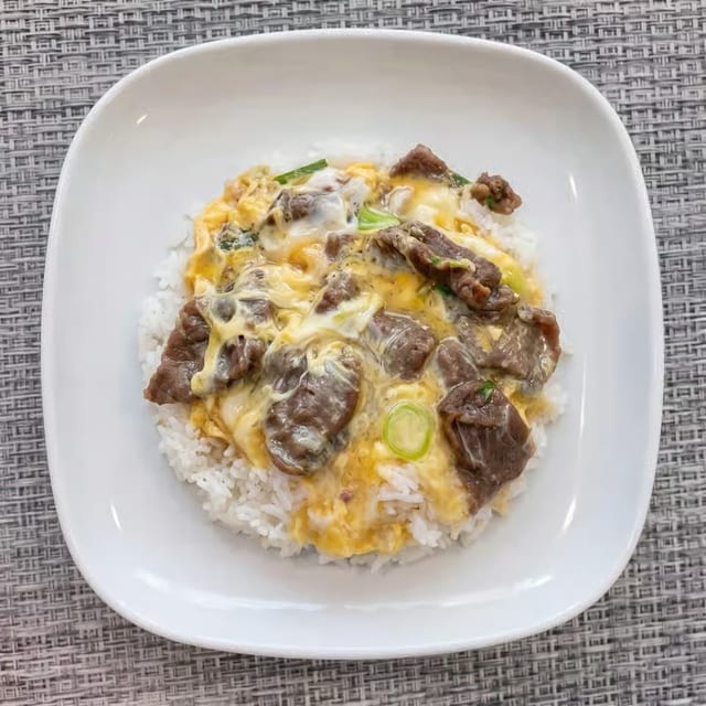 Beef with Egg on Rice / 滑蛋牛燴飯.